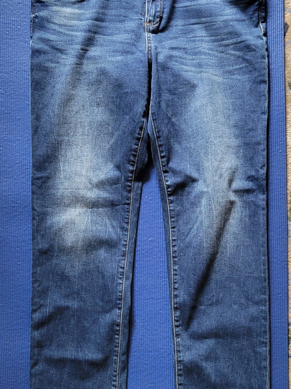 Kut from the Kloth Women's Straight Leg Jeans in Medium Blue Wash